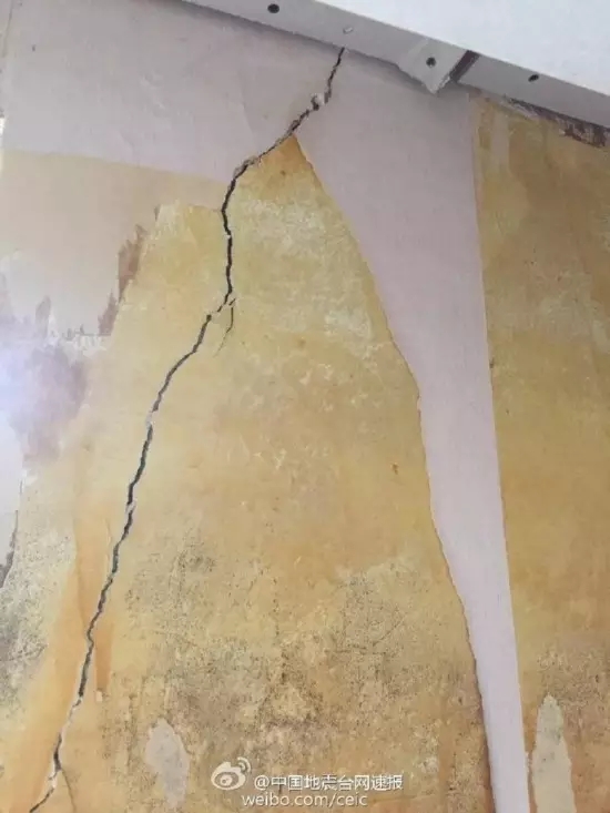 地震過后的房子裂縫