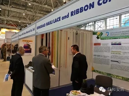 工作人員現場為海外客戶講解特種繩纜