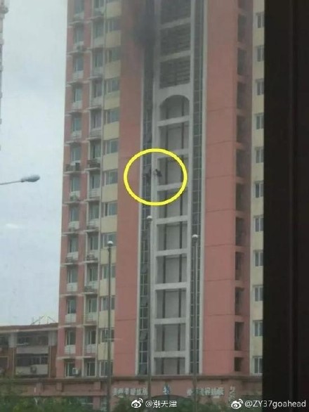 有緩降器就不會發生十樓居民奮力往樓外爬求救事件了!