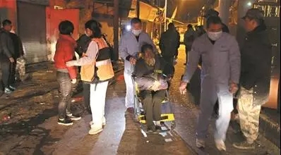 廣州八旬阿婆火災自救用臉盆滅火 被救出時臉被熏黑