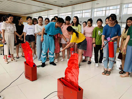 幼師實操消防模擬滅火