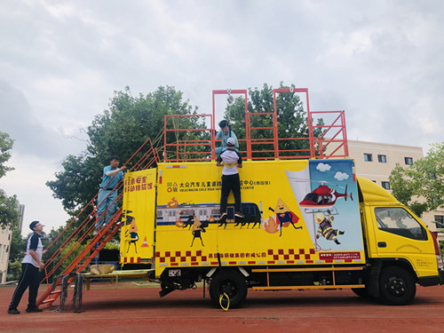 青島第十六中學(xué)在海麗培訓(xùn)講師指導(dǎo)下進行高層緩降訓(xùn)練