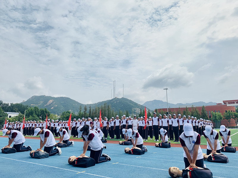 青島六十八中在海麗培訓(xùn)講師指導(dǎo)下進行心肺復(fù)蘇訓(xùn)練